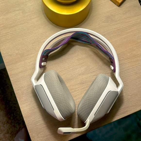 White Microphone Headset with purple/blue band on top! Logitech